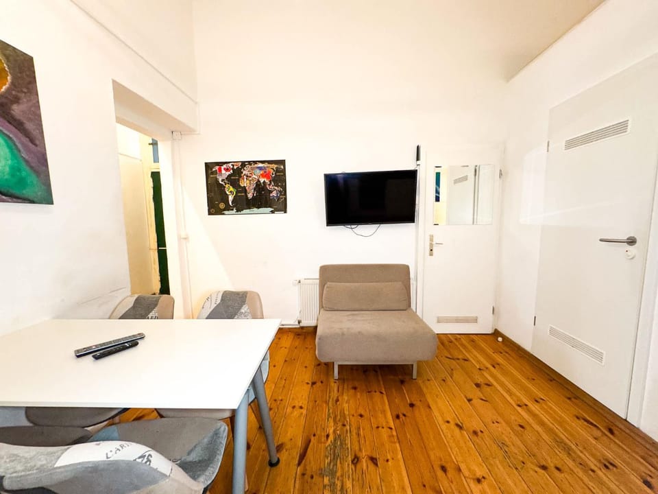 TV and multimedia, Seating area, Dining area