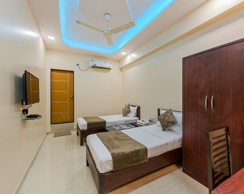 Bed, Photo of the whole room, Seating area
