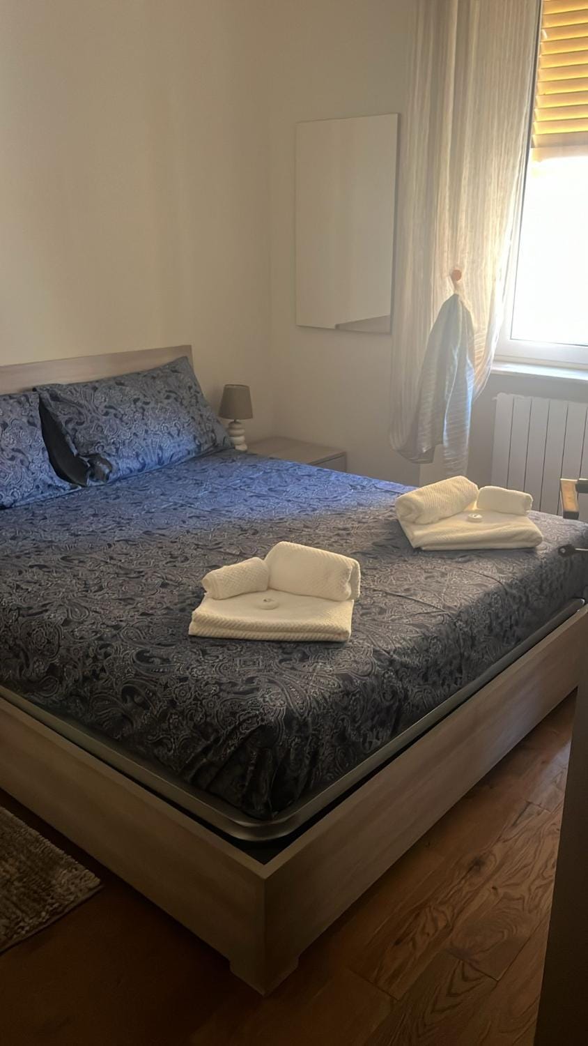 Bed, Photo of the whole room, Bedroom, towels