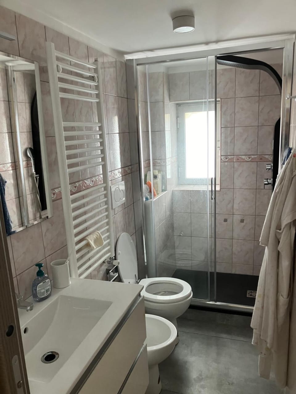 Shower, Toilet, Bathroom, bidet, towels
