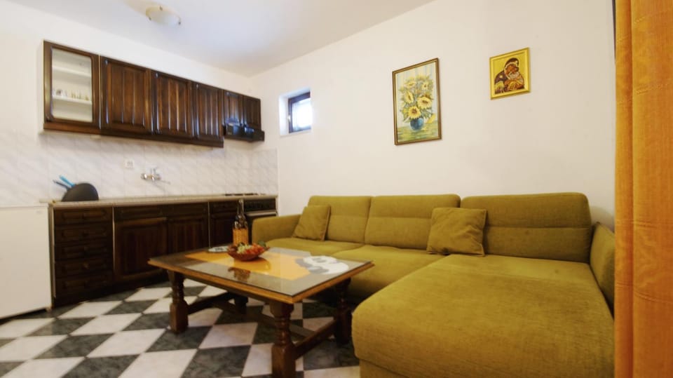 Kitchen or kitchenette, Seating area