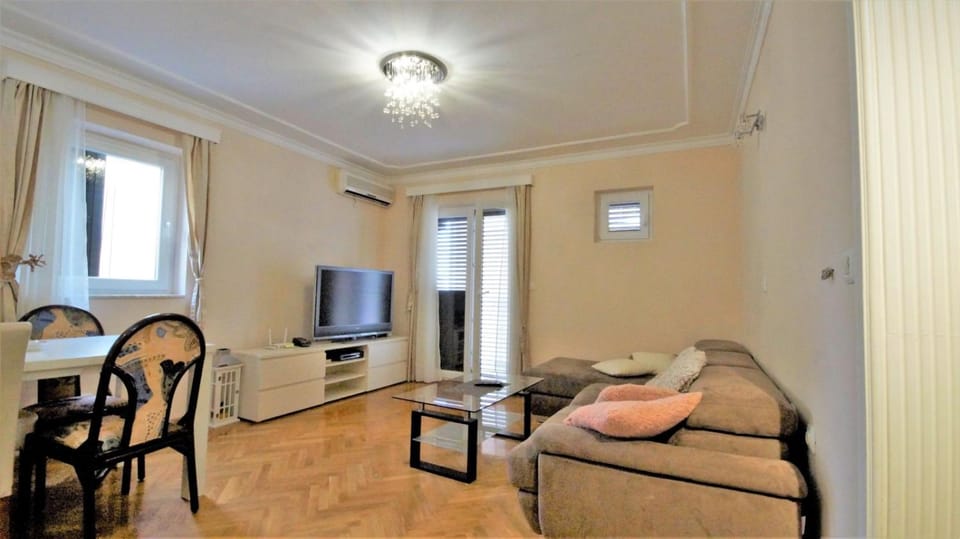 Living room, Seating area, air conditioner