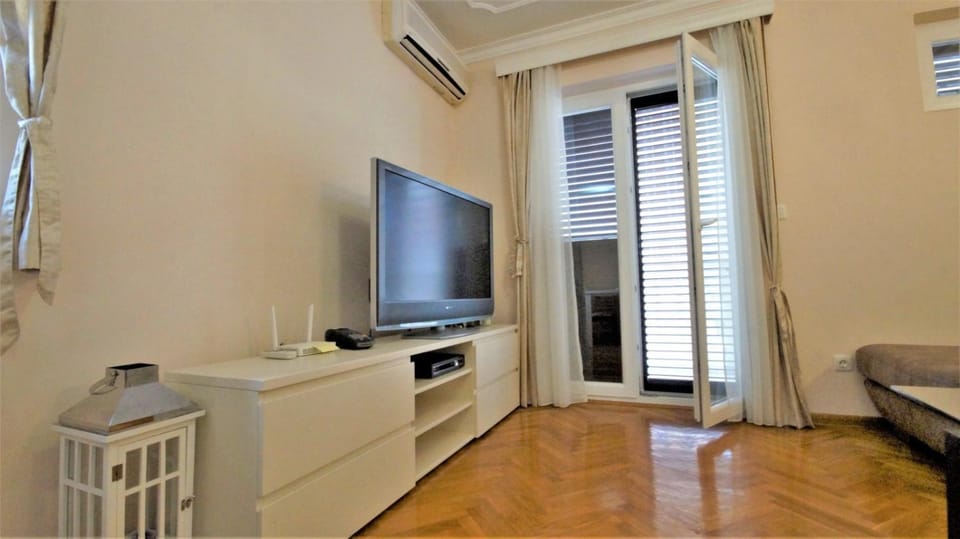 TV and multimedia, air conditioner