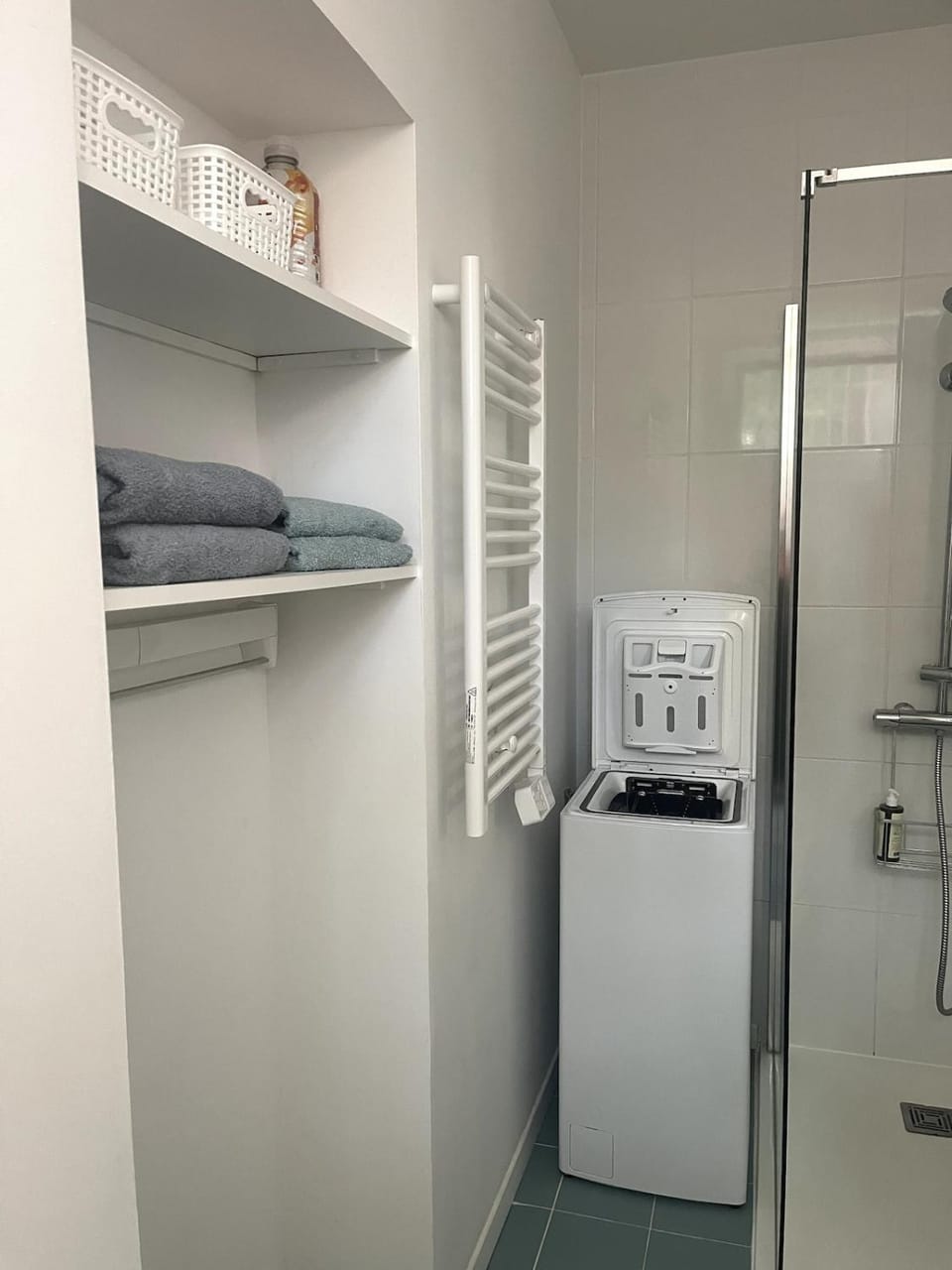 Bathroom, washing machine