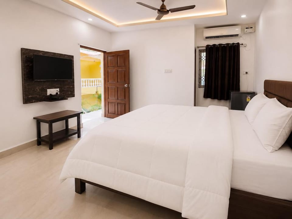 Communal lounge/ TV room, Bed, TV and multimedia, Photo of the whole room, Evening entertainment, Bedroom, fireplace