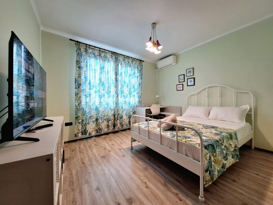 Bed, TV and multimedia, Photo of the whole room, Bedroom