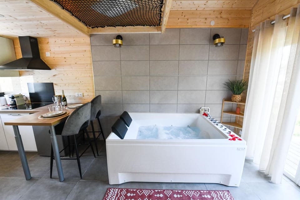 Hot Tub, Kitchen or kitchenette, Seating area, Bath