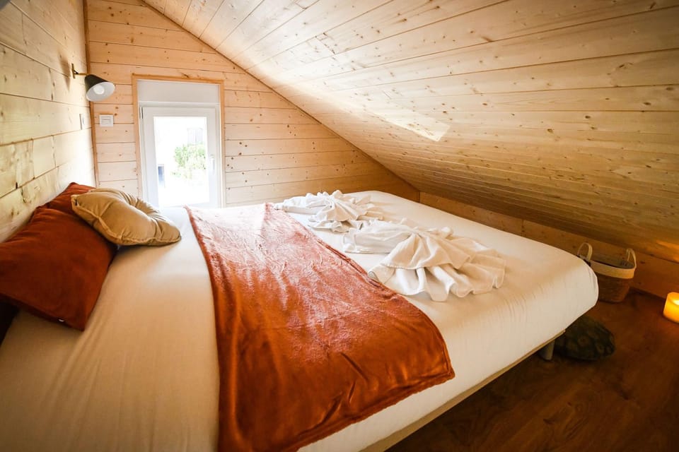Bed, Photo of the whole room, Bedroom, towels