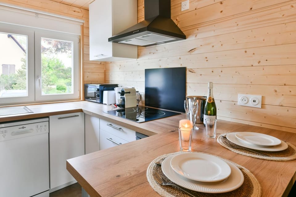 Coffee/tea facilities, Kitchen or kitchenette, Dining area, stove, toaster