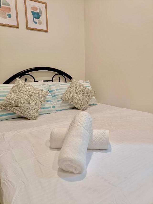 Bed, towels