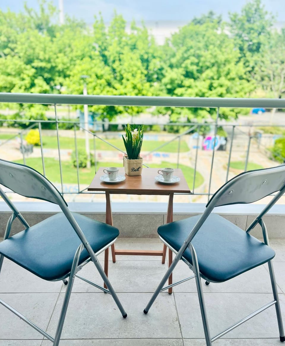 Spring, Day, Seating area, Garden view