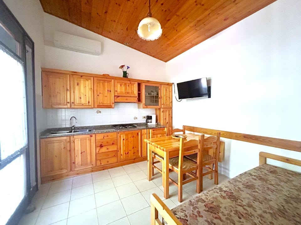 Kitchen or kitchenette, Dining area, Lunch, kitchen