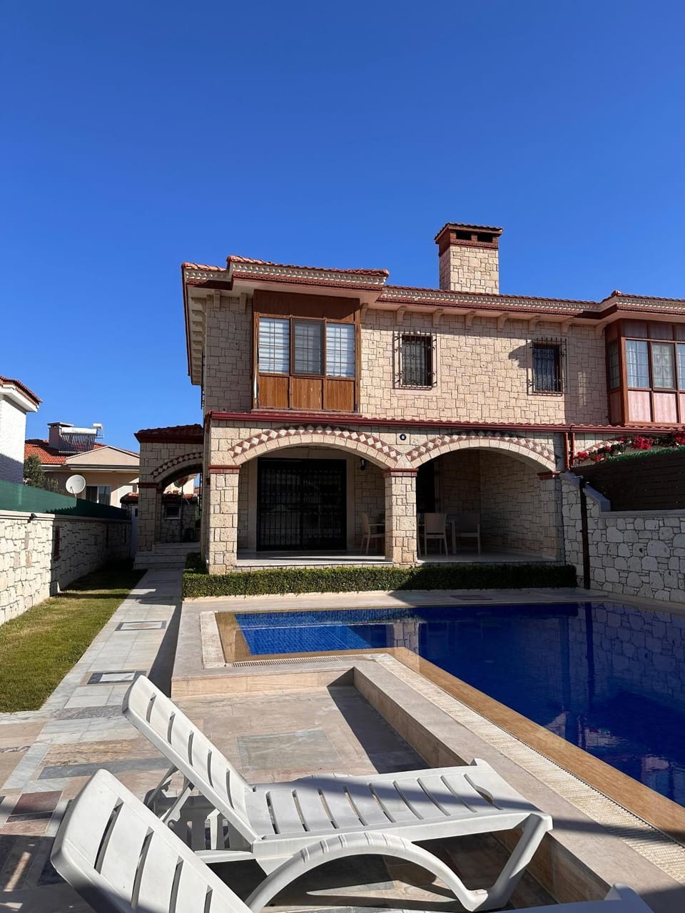 Property building, Day, Swimming pool, sunbed