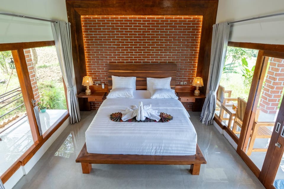 Property building, Restaurant/places to eat, Bed, View (from property/room), Balcony/Terrace, Photo of the whole room, towels
