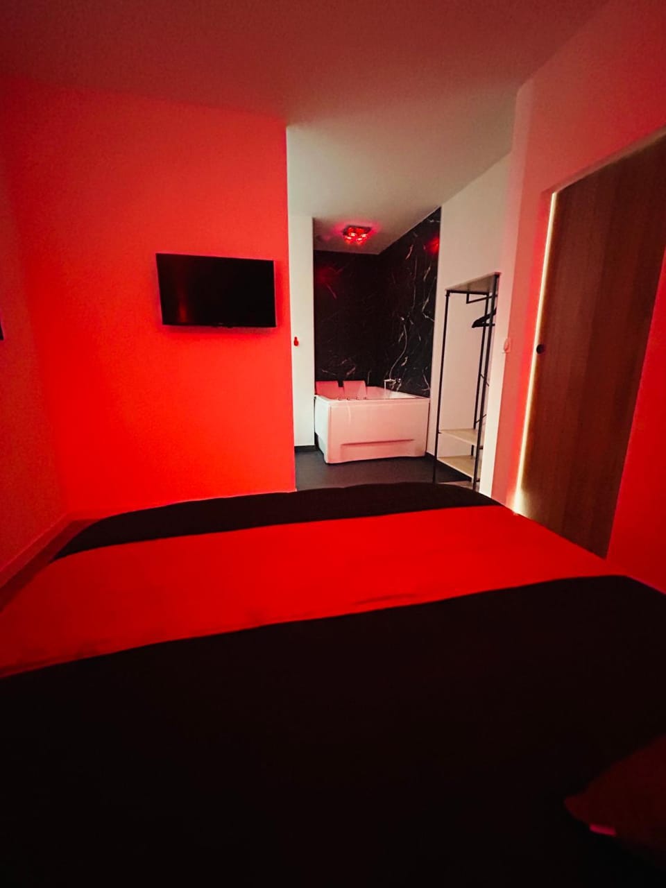 Bed, TV and multimedia, Photo of the whole room, Bedroom
