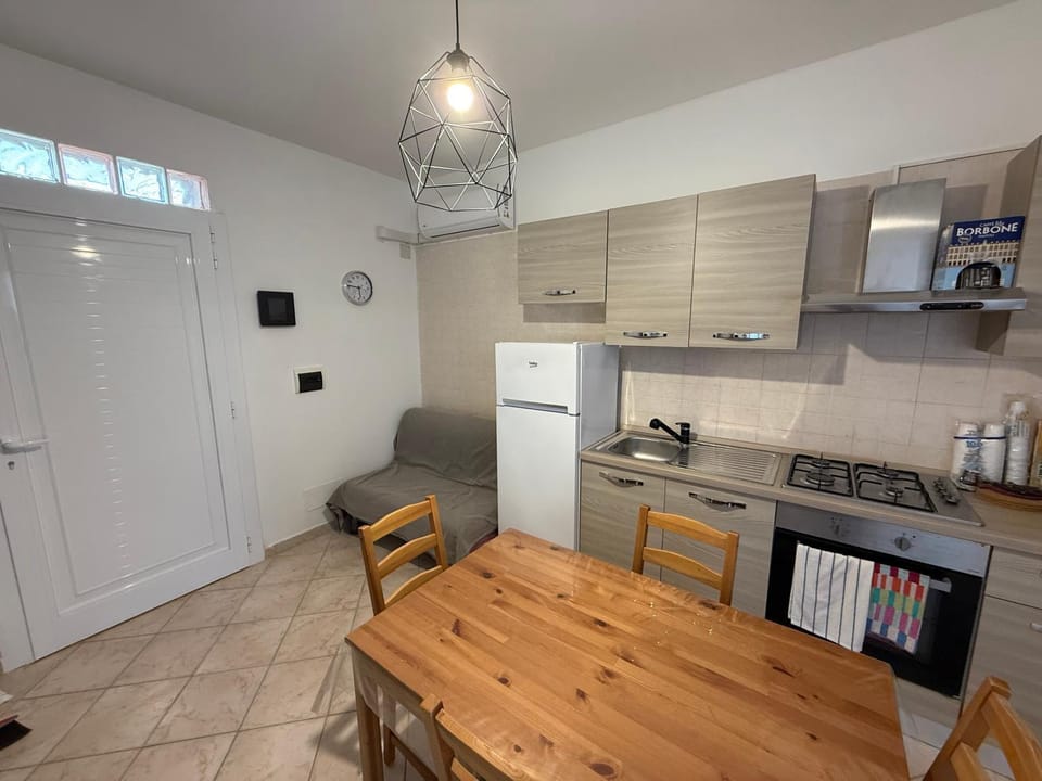 Kitchen or kitchenette, Dining area, oven, stove