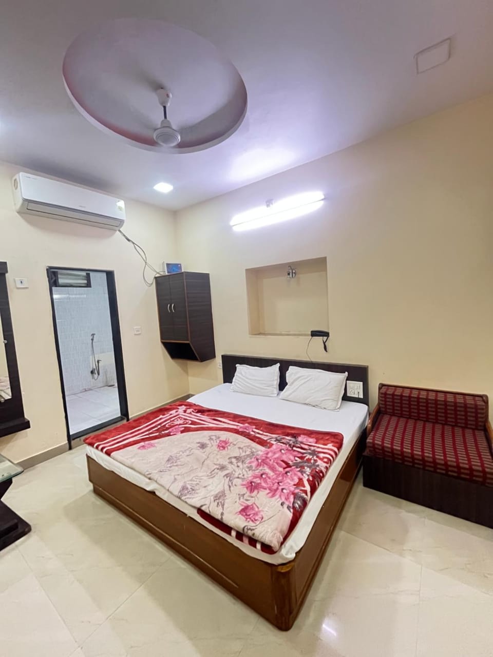 Photo of the whole room, air conditioner