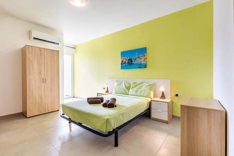 Photo of the whole room, Bedroom, towels, wardrobe, air conditioner