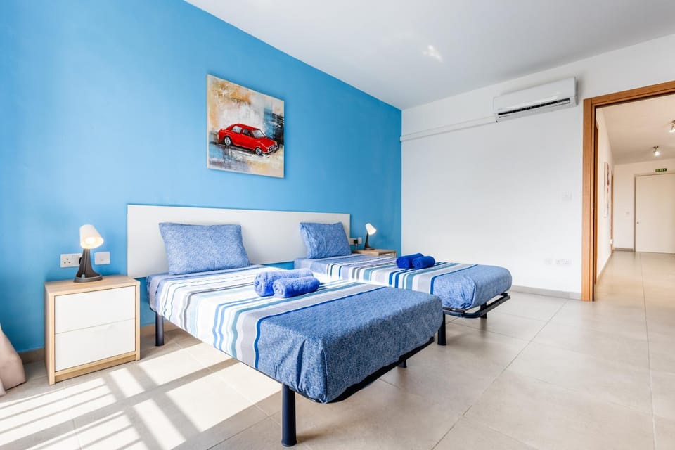Bed, Photo of the whole room, towels, air conditioner