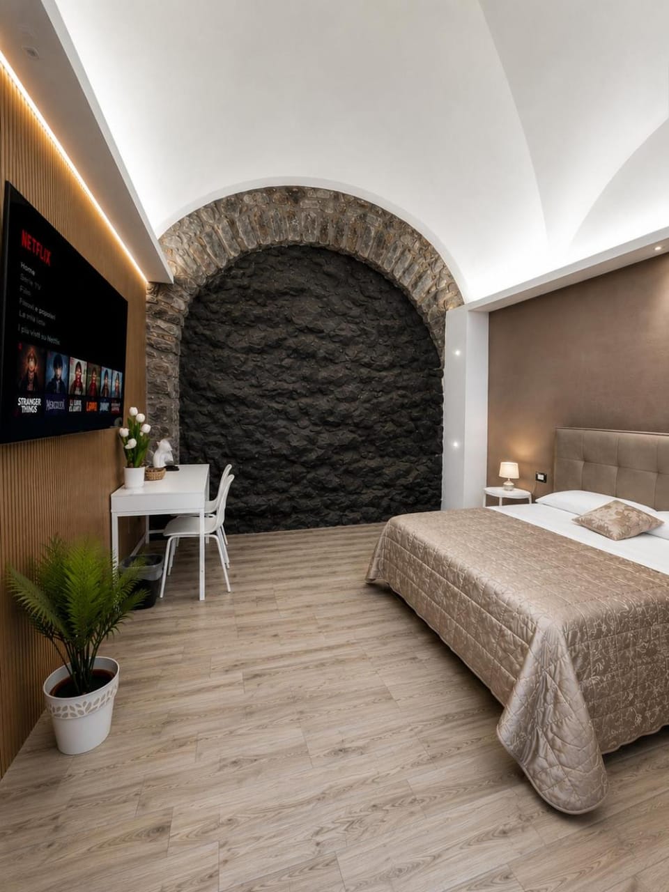 Bed, TV and multimedia, Photo of the whole room, Bedroom, towels