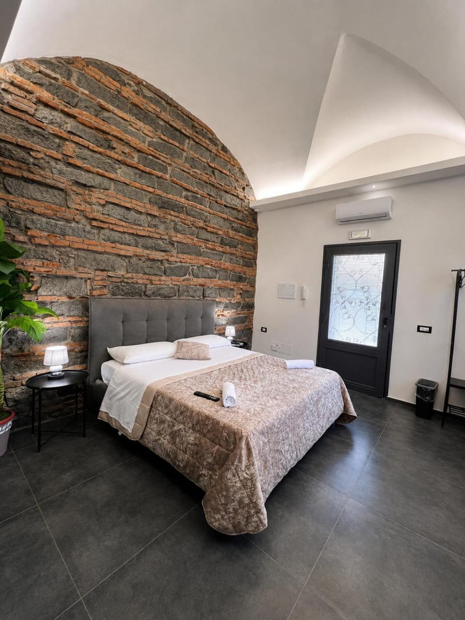 Bed, Living room, Photo of the whole room, Seating area, Bedroom, towels