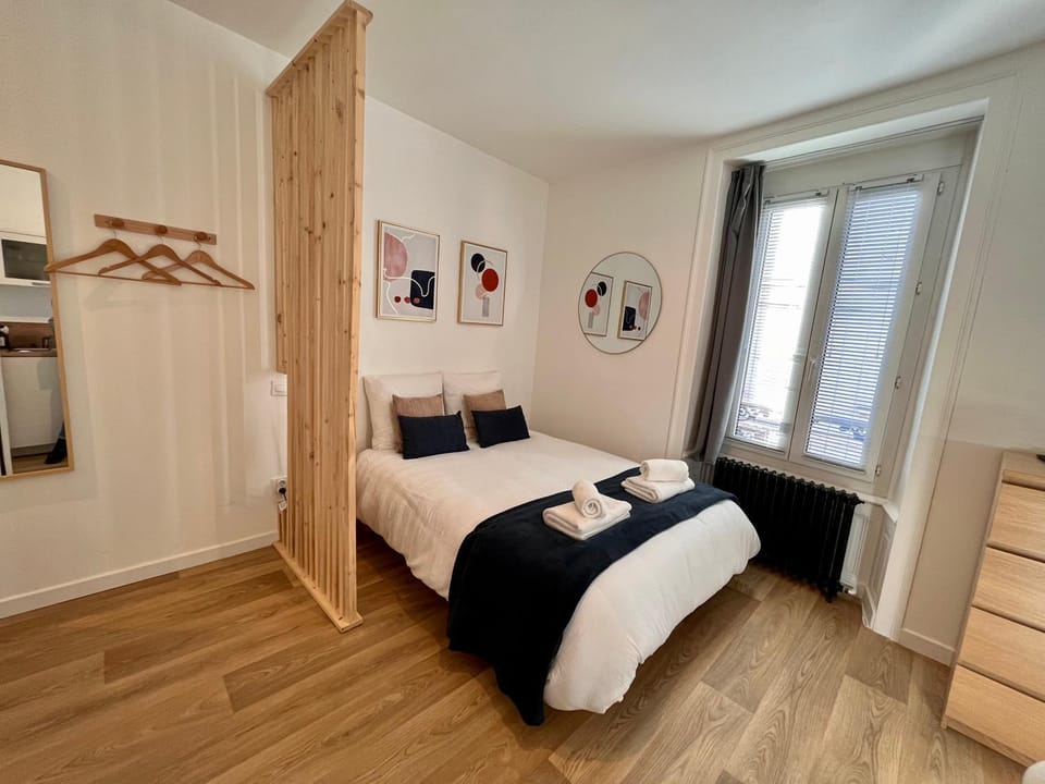 Bed, Photo of the whole room, Bedroom, towels