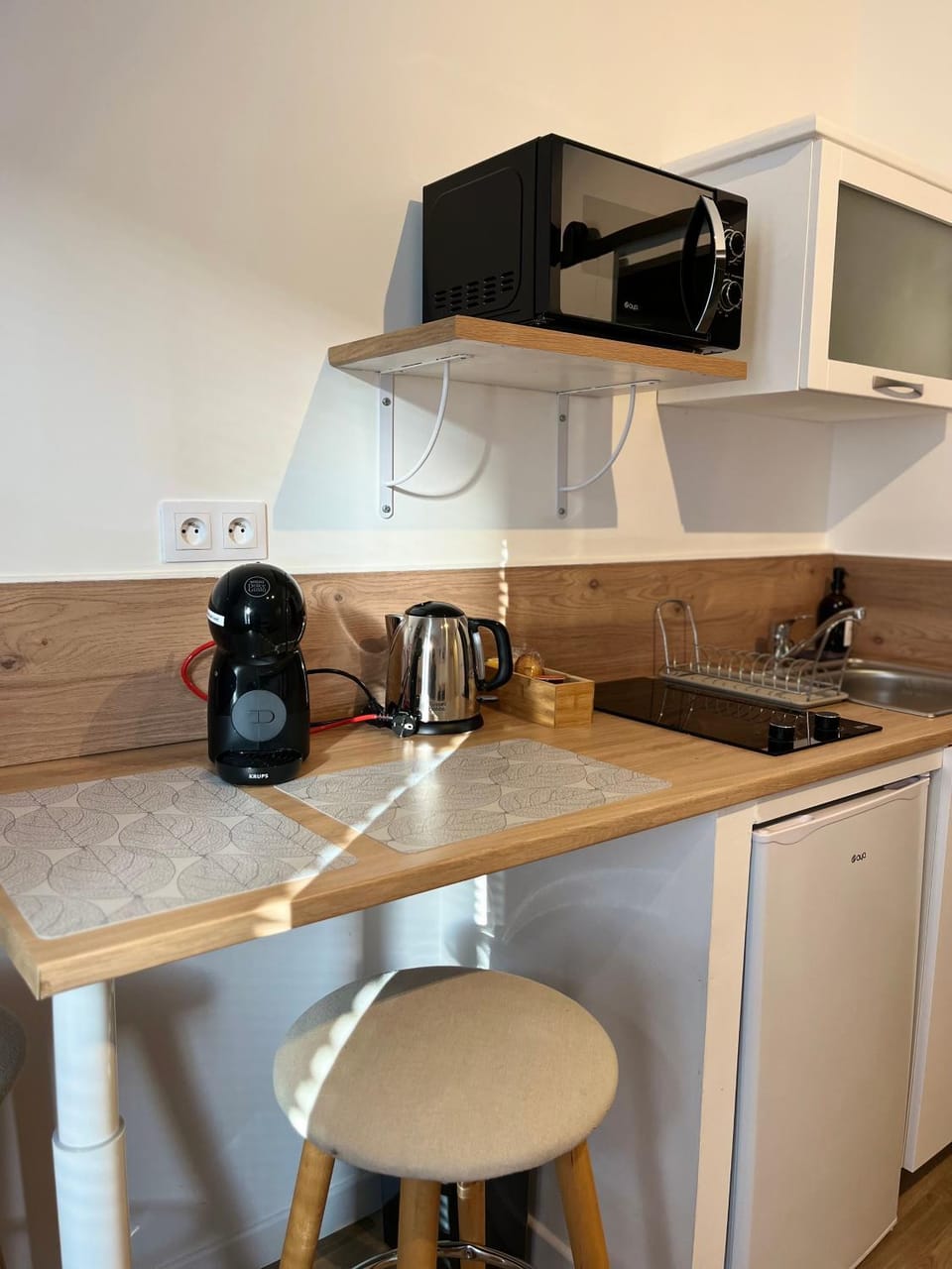Coffee/tea facilities, Kitchen or kitchenette, stove