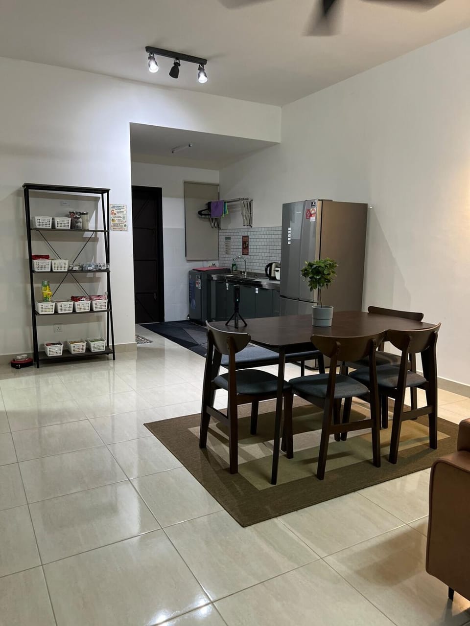 Kitchen or kitchenette, Seating area, Dining area, microwave