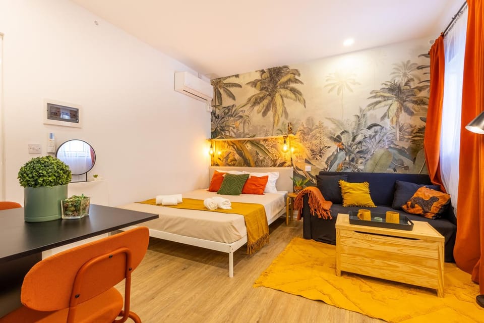 Bed, Living room, Seating area, air conditioner