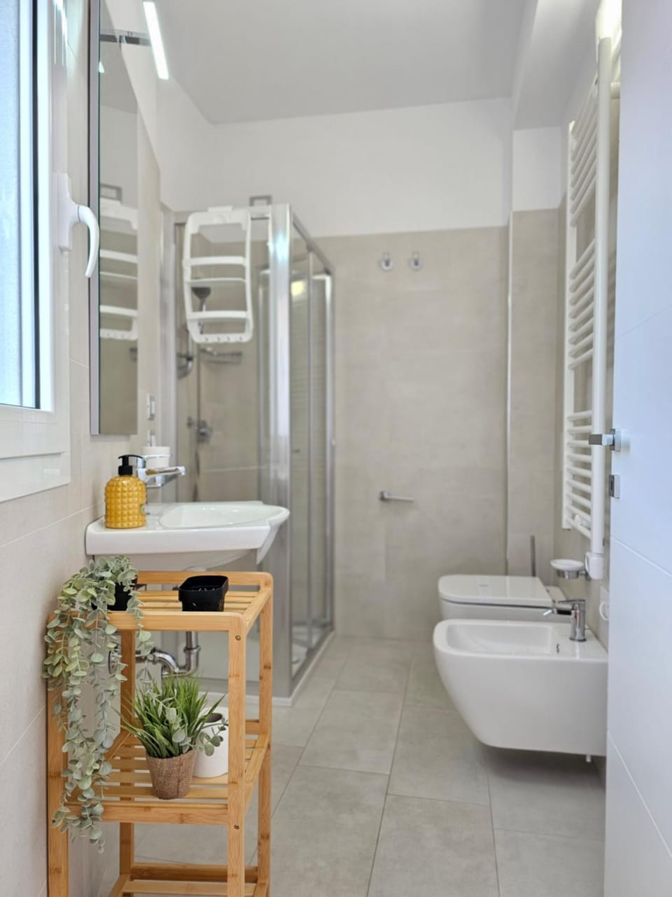 Shower, Toilet, Bathroom, bidet, towels