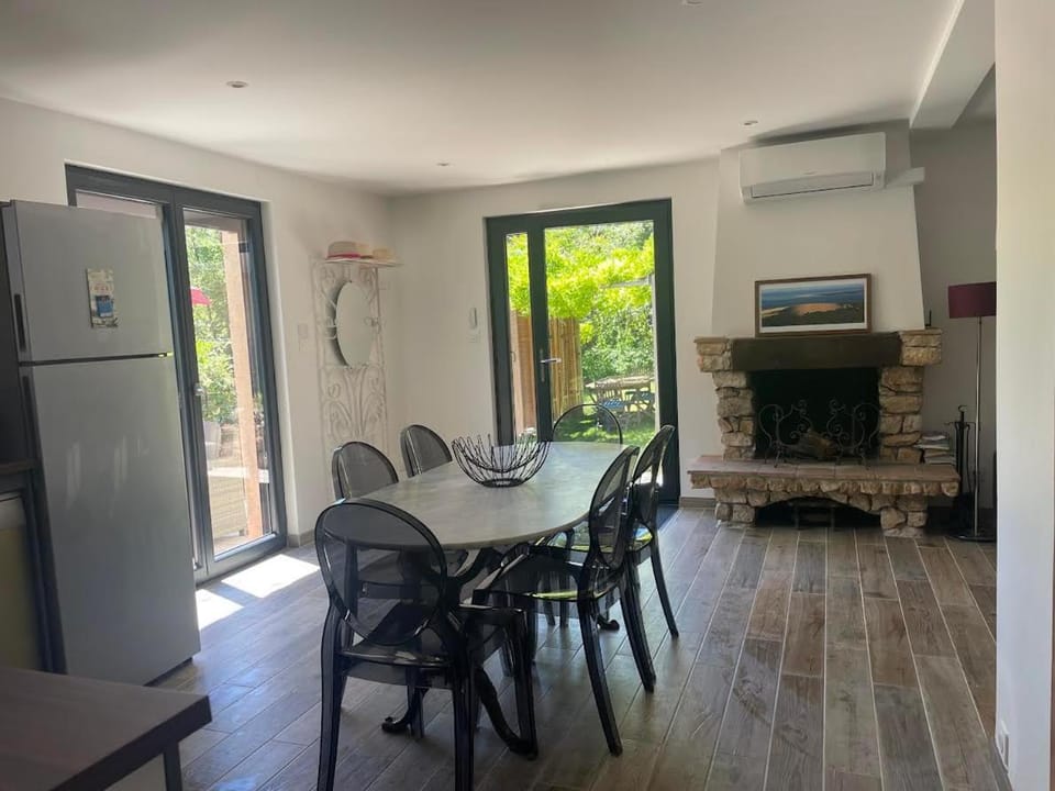 Kitchen or kitchenette, Dining area, oven, air conditioner