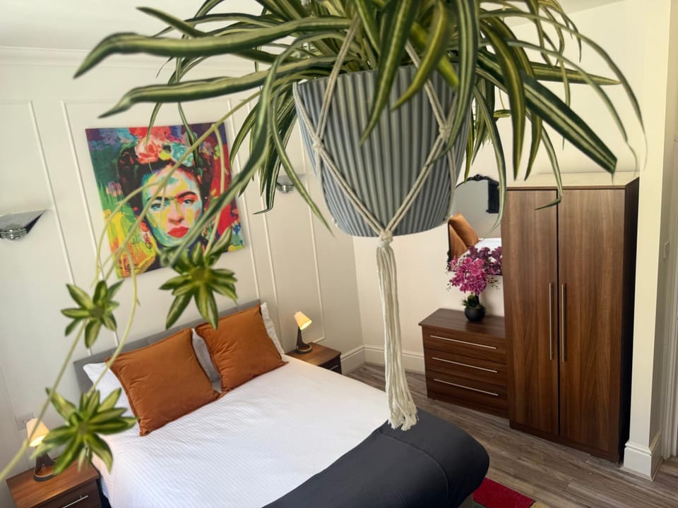 Bed, Photo of the whole room, Decorative detail, Bedroom, wardrobe