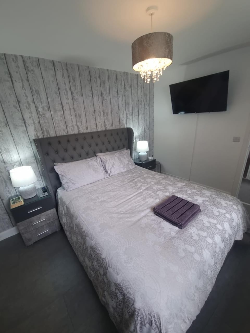 Rise at the Belfast Murals Apartment in Belfast