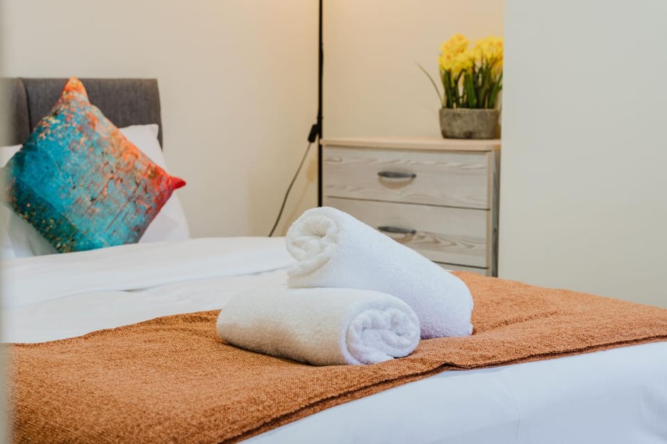 Bed, Photo of the whole room, Bedroom, towels