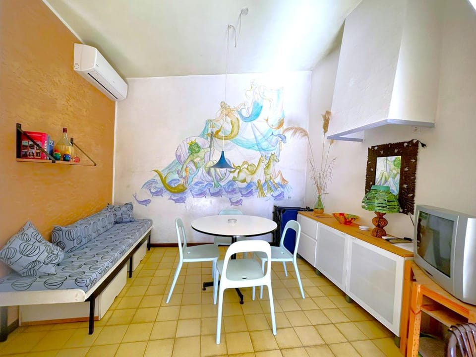Living room, Seating area, Dining area, air conditioner