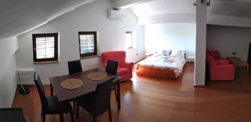 Bed, Dining area, Bedroom