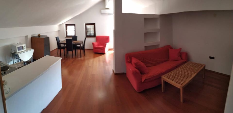 TV and multimedia, Kitchen or kitchenette, Living room, Seating area, Dining area
