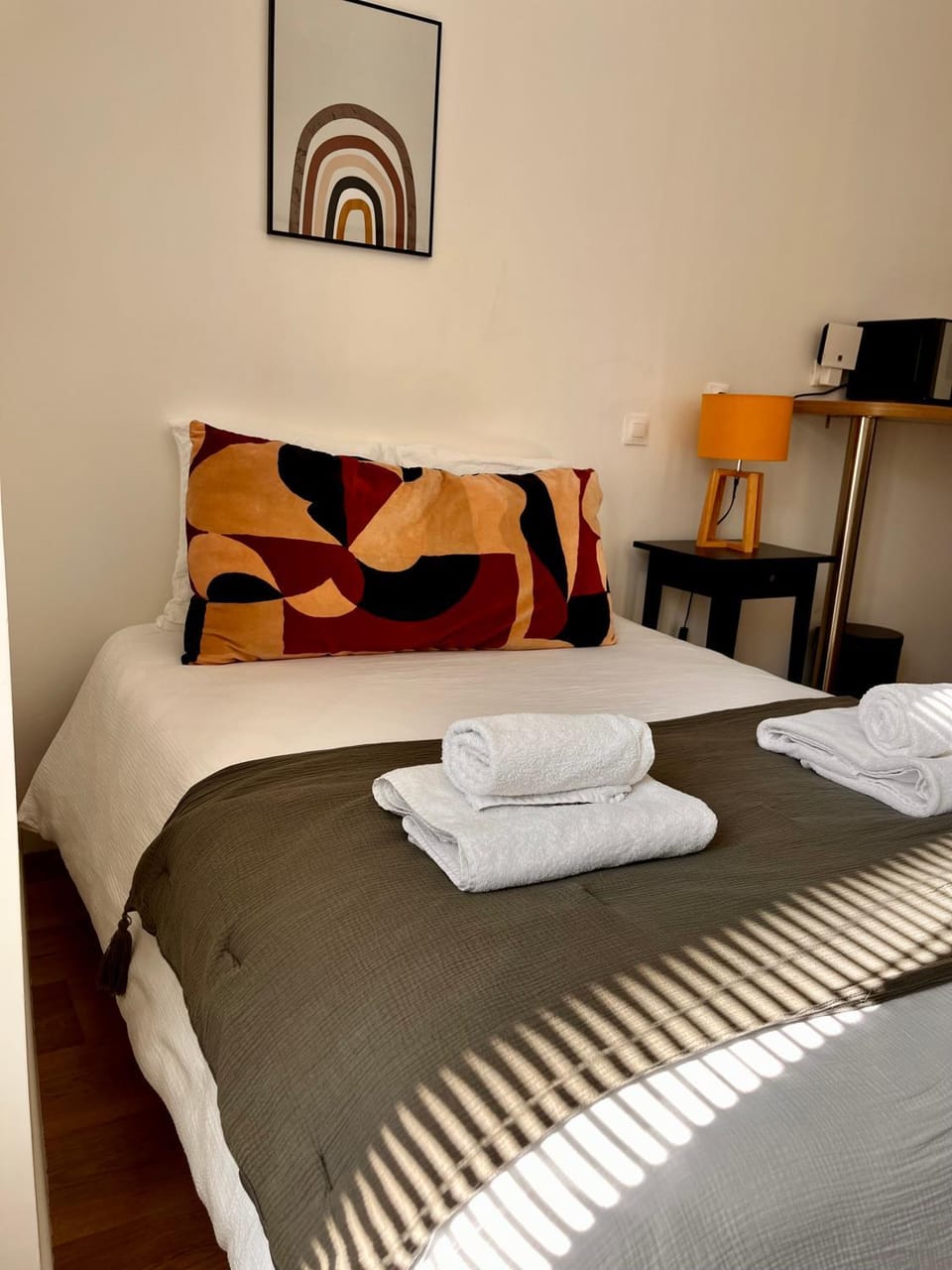 Bed, Bedroom, towels