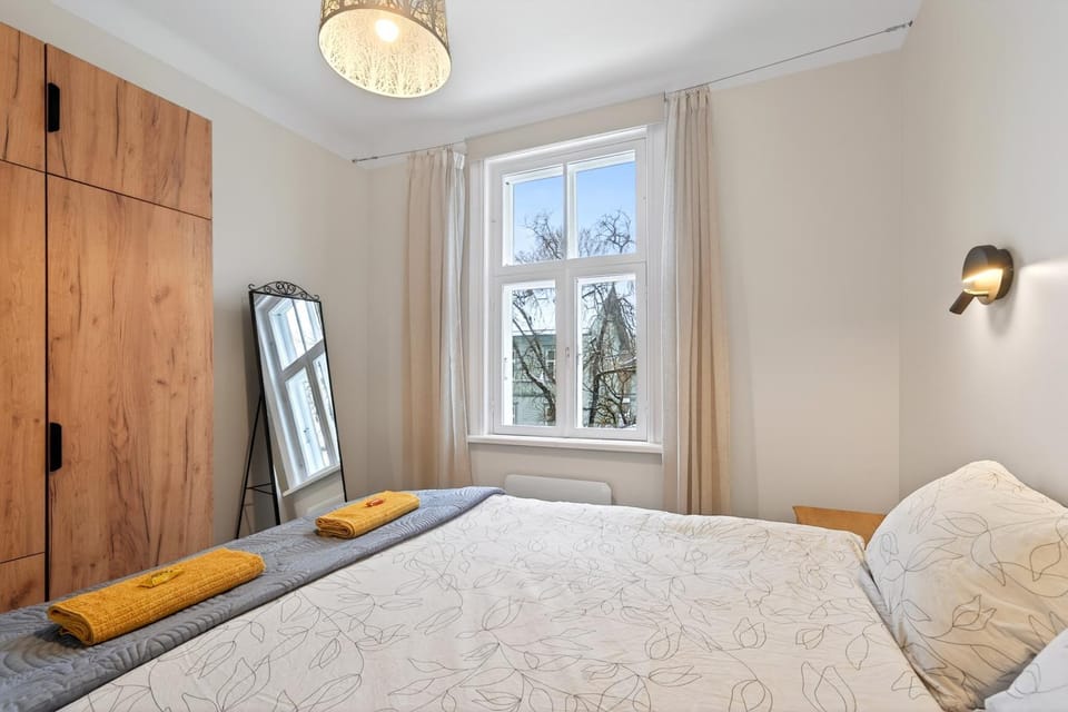 Street view, towels, wardrobe