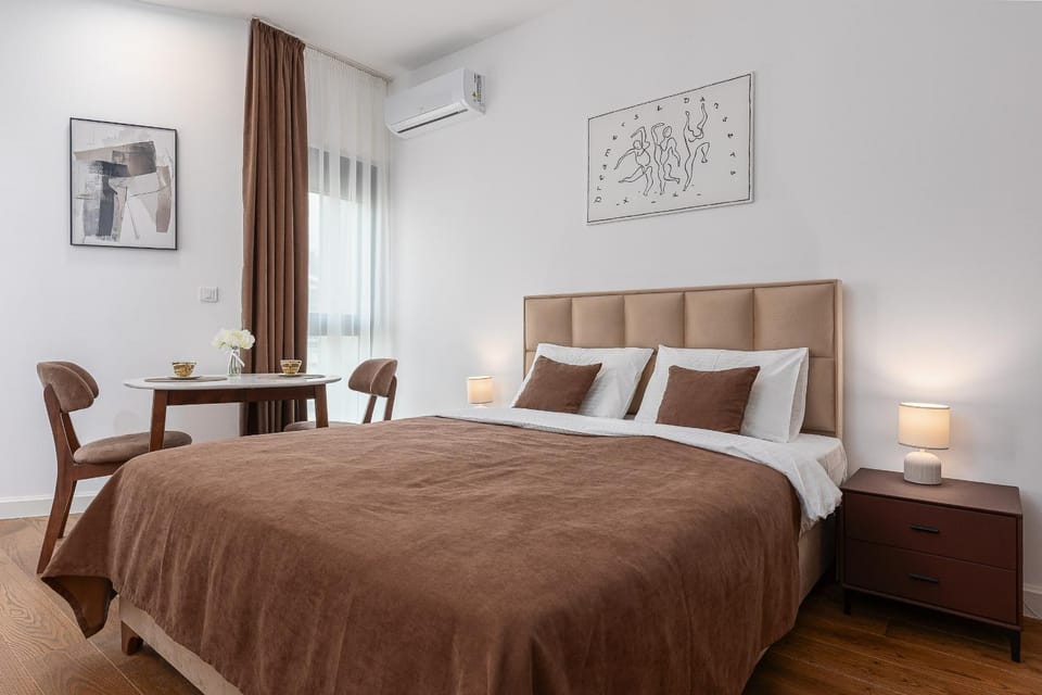 Bed, Living room, Photo of the whole room, Seating area, Bedroom