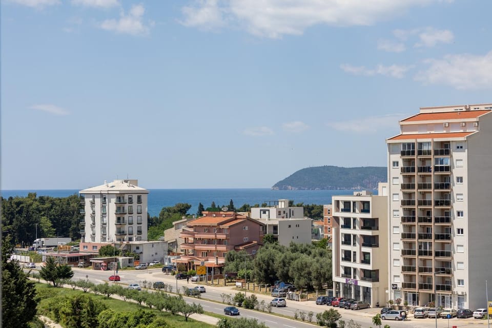 Property building, Day, Neighbourhood, Natural landscape, City view, Mountain view, Sea view, Street view, Location, Parking