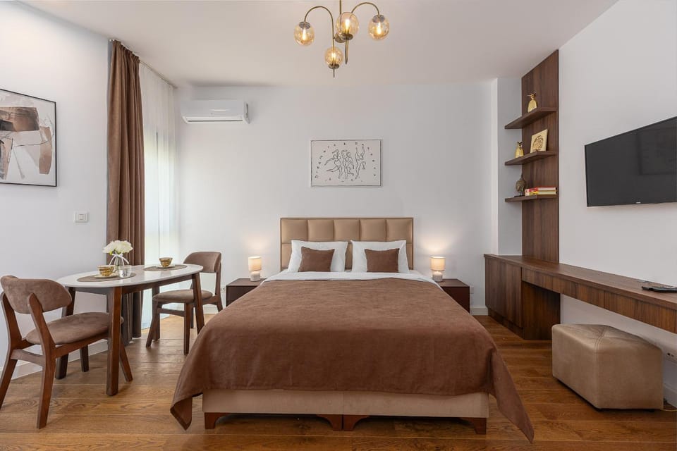 Bed, Library, TV and multimedia, Living room, Photo of the whole room, Seating area, Bedroom, air conditioner
