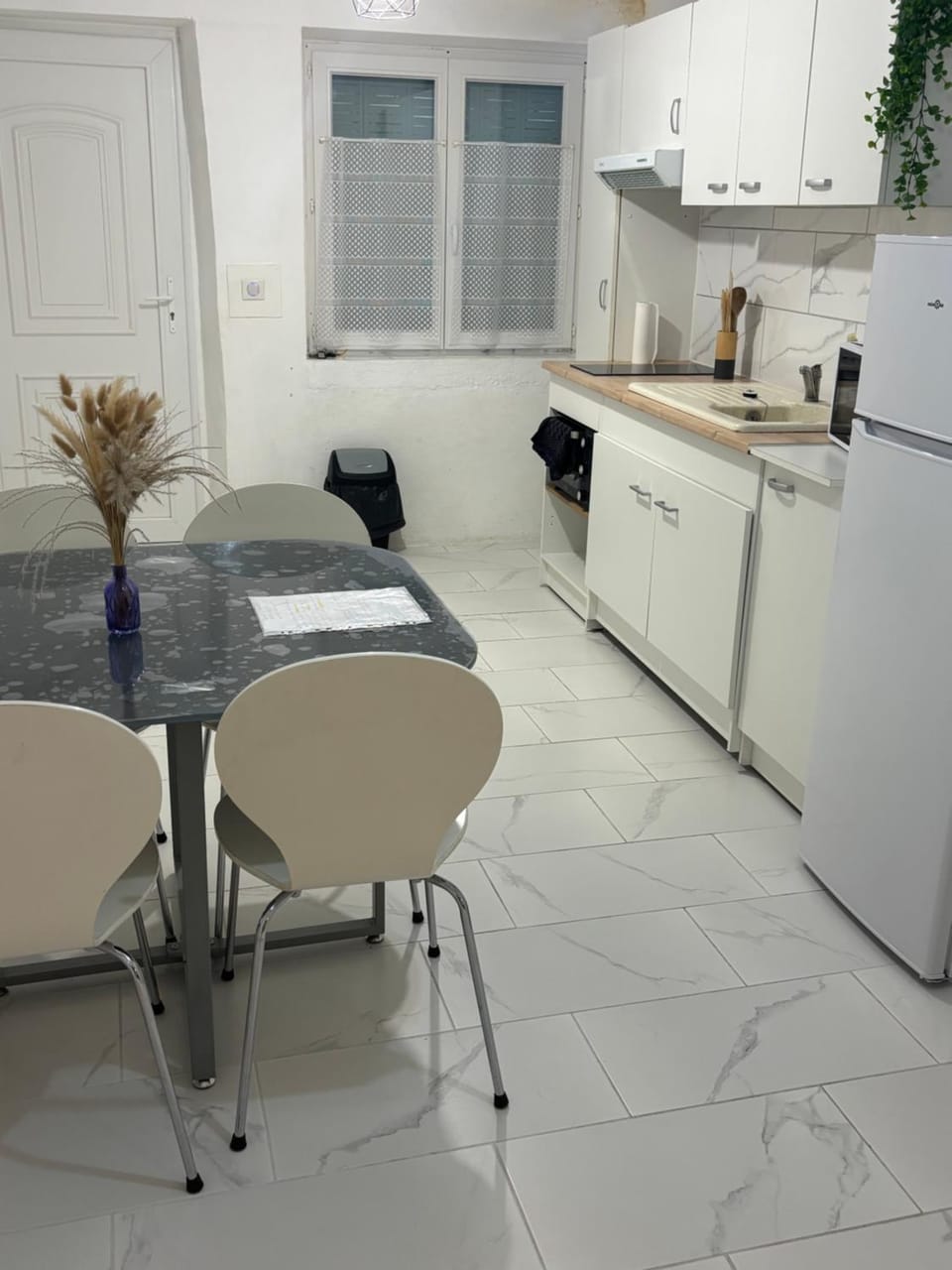 Kitchen or kitchenette, Dining area