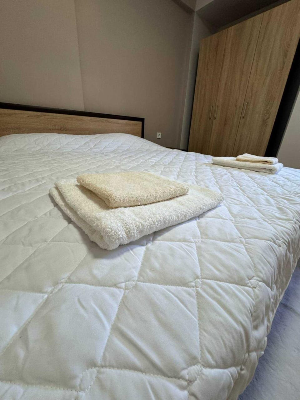 Bed, Bedroom, towels