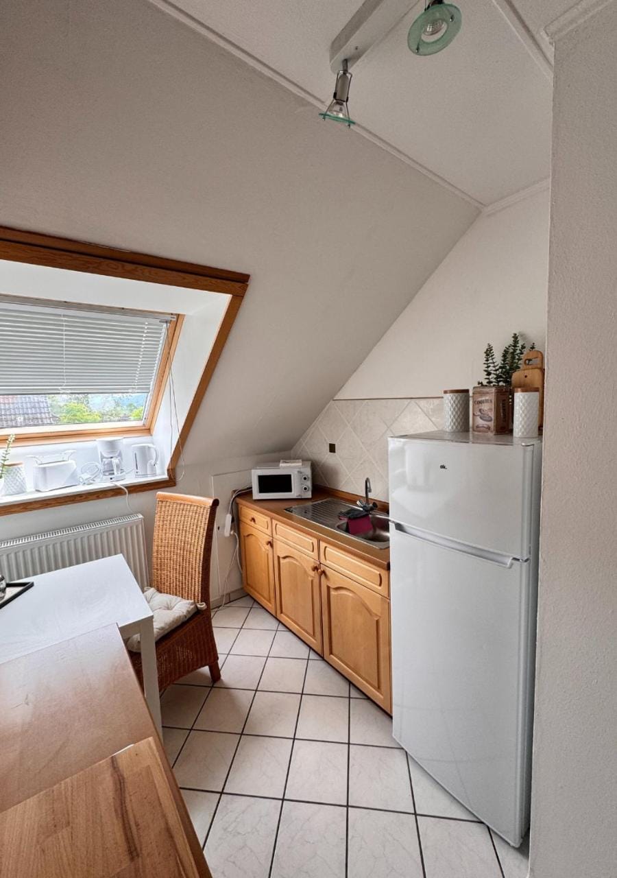 Coffee/tea facilities, Dining area, microwave, kitchen