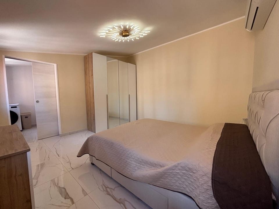 Bed, Photo of the whole room, Bedroom, wardrobe, air conditioner