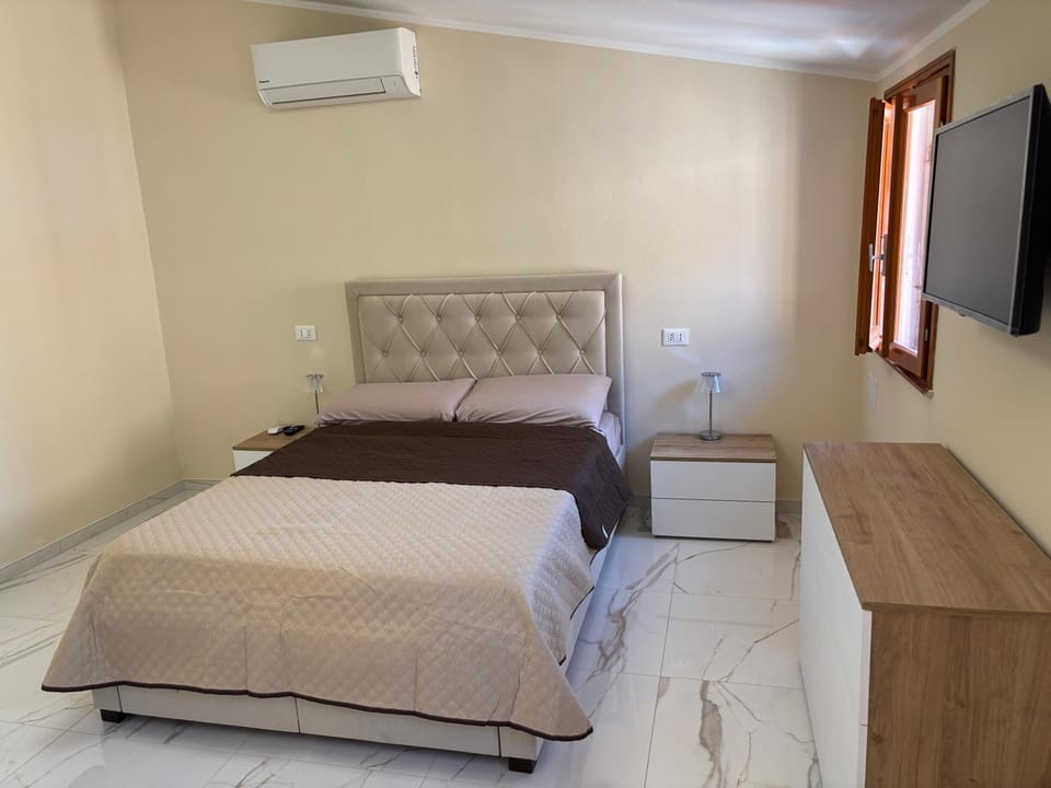 Bed, TV and multimedia, Photo of the whole room, Bedroom, air conditioner