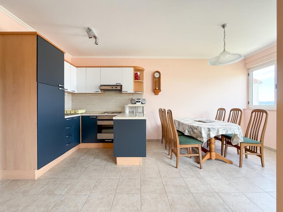 Kitchen or kitchenette, Seating area, Dining area, oven