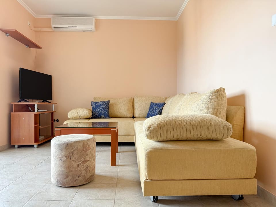 TV and multimedia, Living room, Seating area, air conditioner