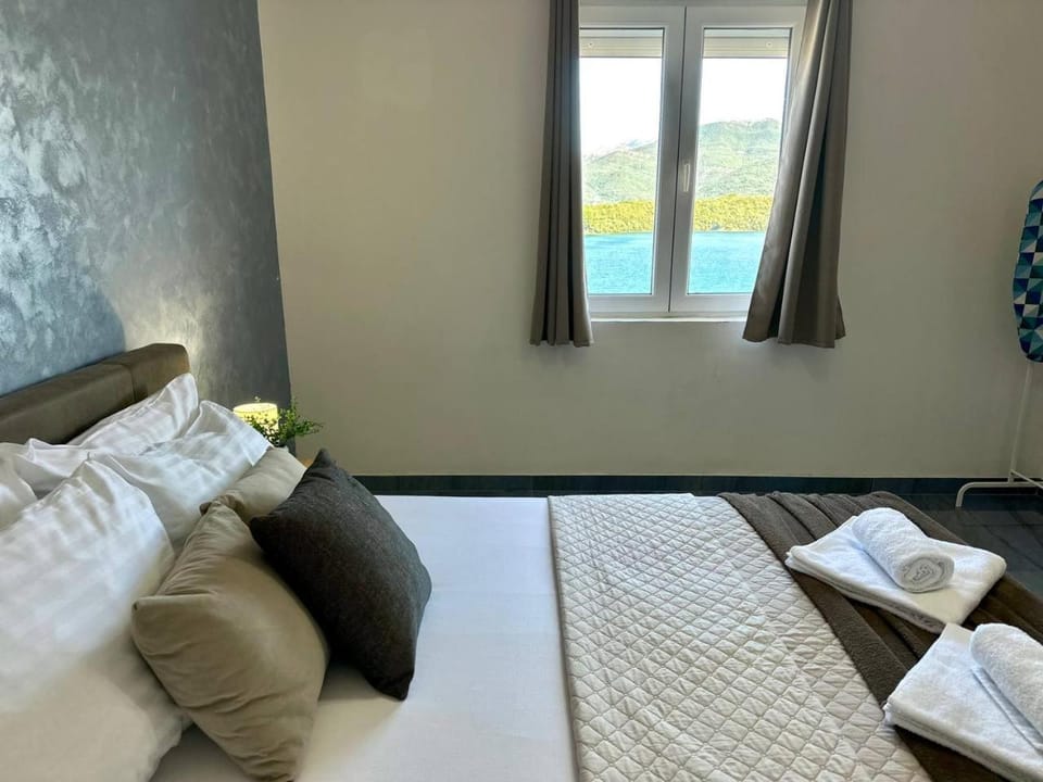 Bedroom, towels